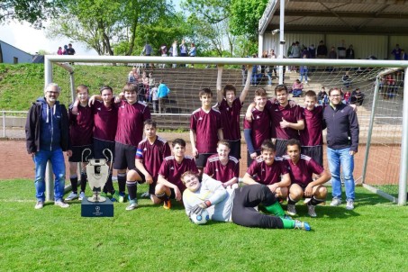 Fußballturnier Bochum 2018 - Team mit Pokal